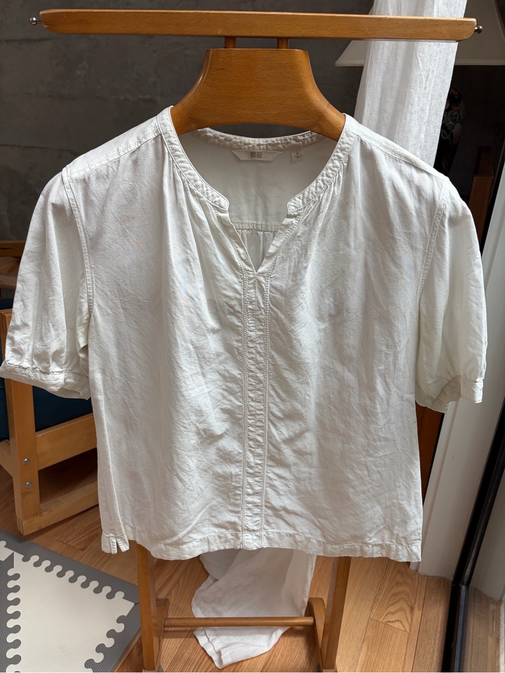 Uniqlo White Short-Sleeve V-Notch Linen Blend Women’s Blouse